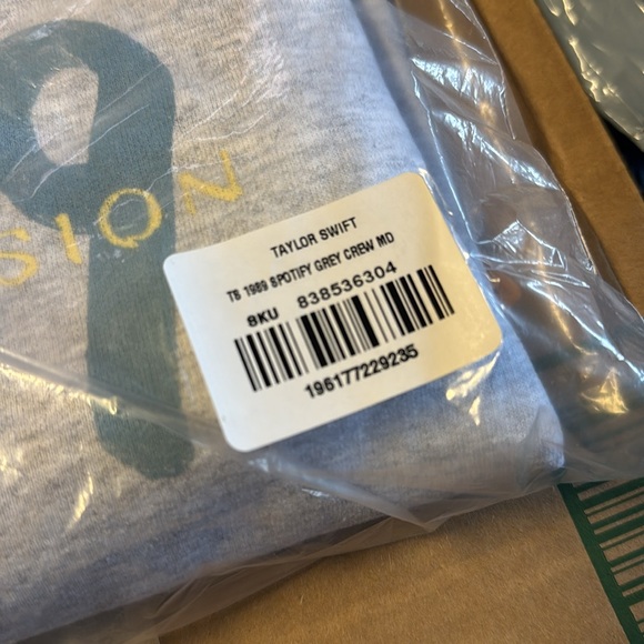 Brand New Taylor Swift Official Merch – 1989 Taylor’s Version Sweatshirt Large - Picture 3 of 5